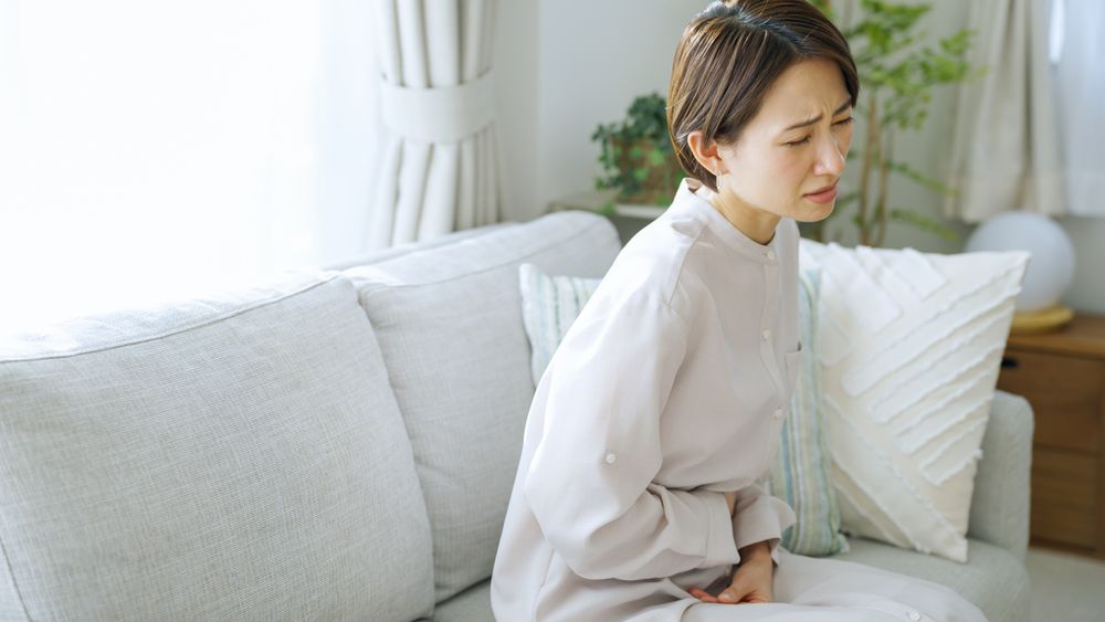 お腹の不調を抱える女性