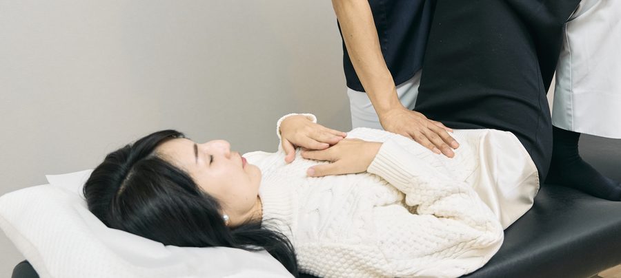 お腹に手を添えて内臓を整える
